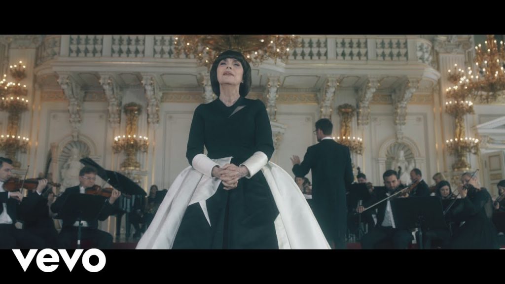 Mireille Mathieu dévoile le clip de sa reprise de l'"Ave Maria"